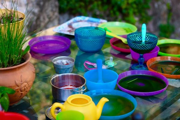 colorful cups & saucers for play / Image by <a href=